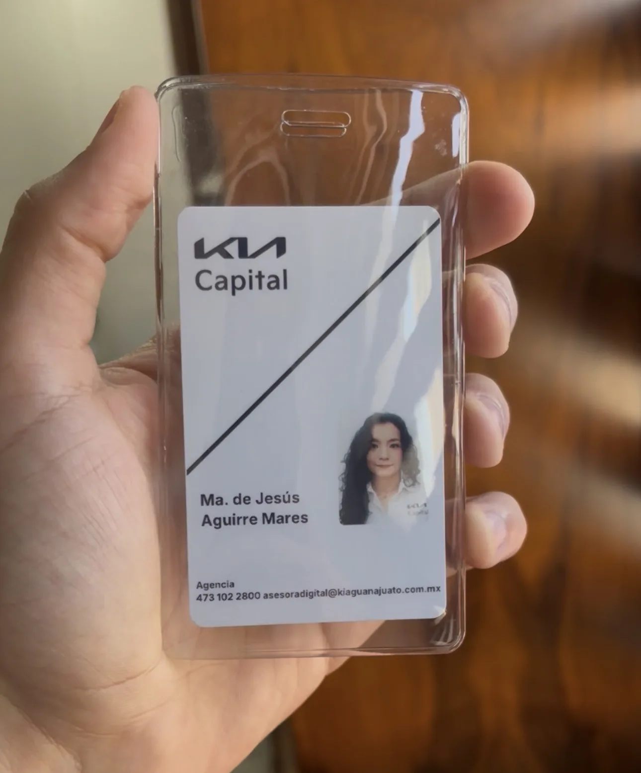 Credencial con portagafete de vinil Kia Capital